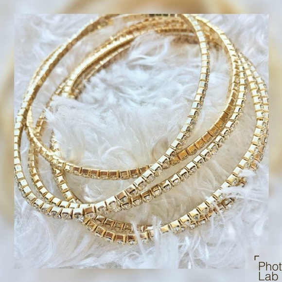 The Chic Petunia Jewelry - ✴️Crystal & Gold Stretch Bracelet Set✴️